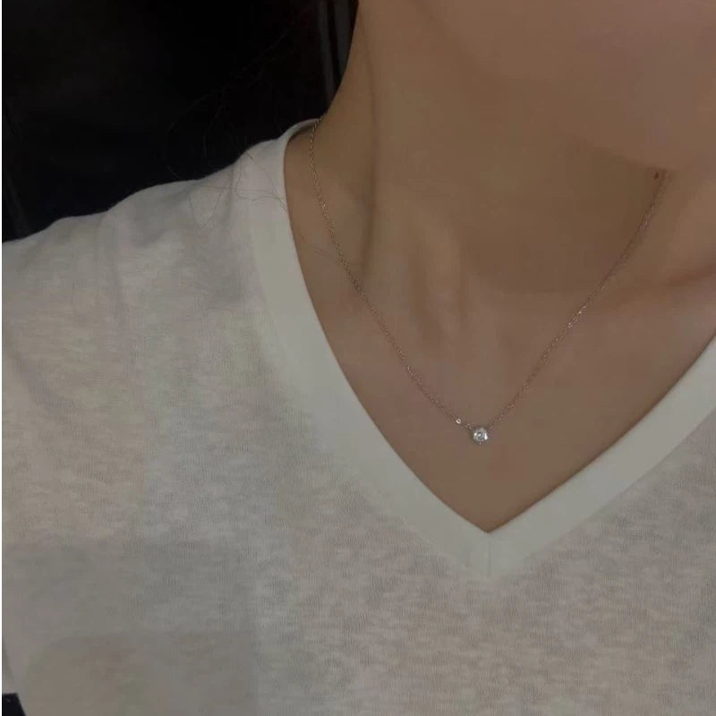 A sophisticated and stylish adjustable necklace set with a single diamond and sterling silver S925 white round zircon.